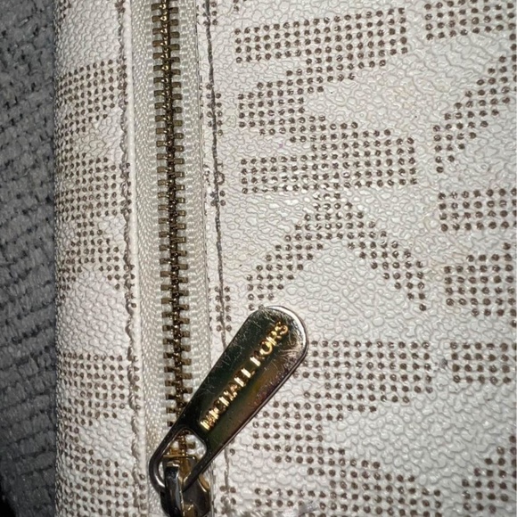 Micheal kors large wallet !! - Picture 3 of 10